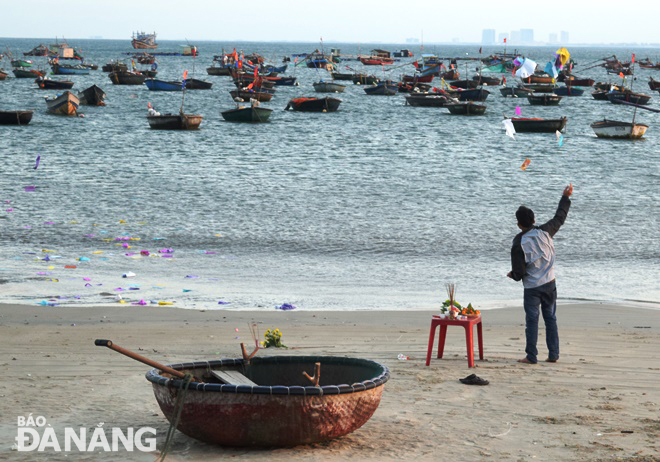 On the evening of Friday, the first day of the Lunar New Year, some fishermen conducted ritual worshiping ceremonies onboard their fishing boats to pray for  prosperous new year with bumper seafood catches.