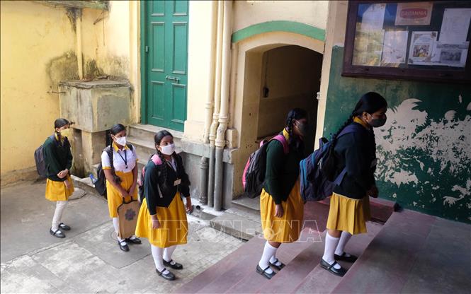 Học sinh đeo khẩu trang phòng lây nhiễm COVID-19 tại một trường học ở Kolkata, Ấn Độ ngày 12/2. Ảnh: THX/TTXVN