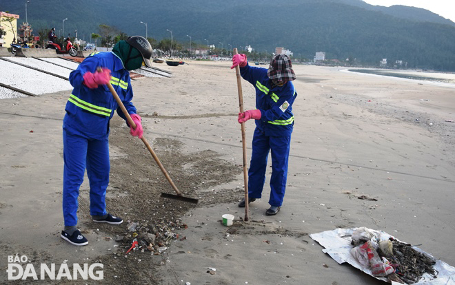 Large number of sanitation workers from Da Nang Urban Environment Joint Stock Company, on Saturday, the second day of the Lunar New Year, geared up street and beach cleanups in a bid to ensure environmental sanitation during Tet.