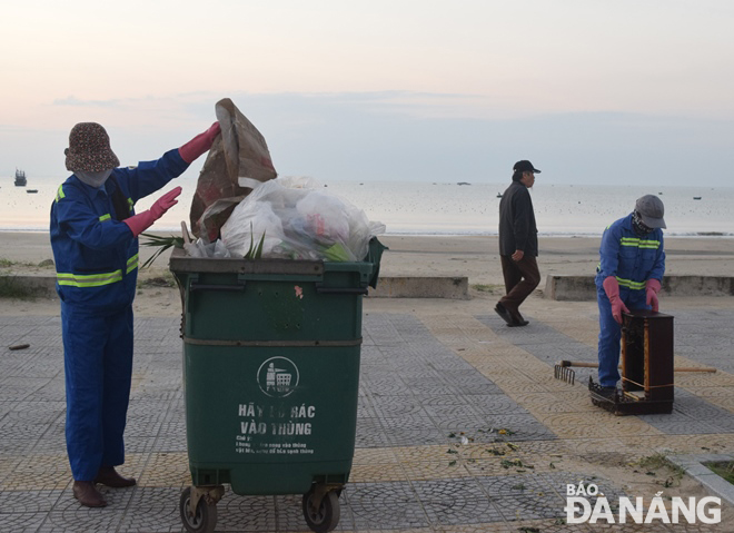 Dedicated and hardworking sanitation workers from Da Nang Urban Environment Joint Stock Company were keen on their work on Saturday.