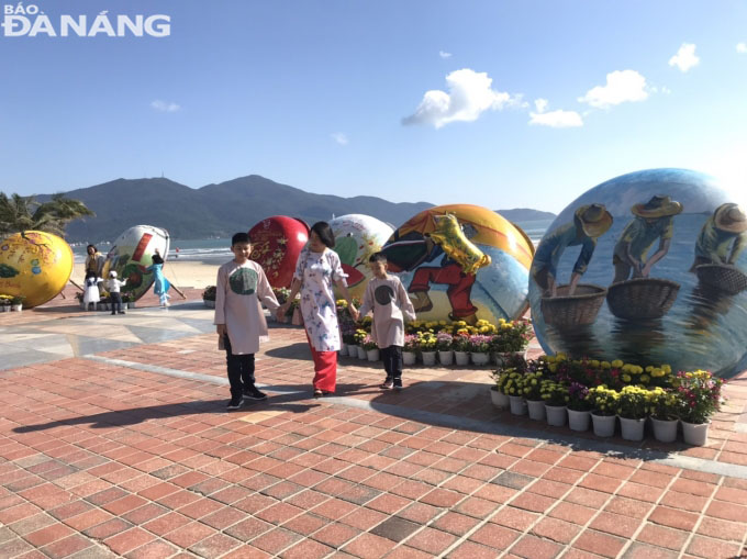  A lot of beautiful, eye-catching models of coracles and fishing gears erected at Son Tra District-based East Sea Park also attracted a great deal of attraction from city dwellers and visitors.