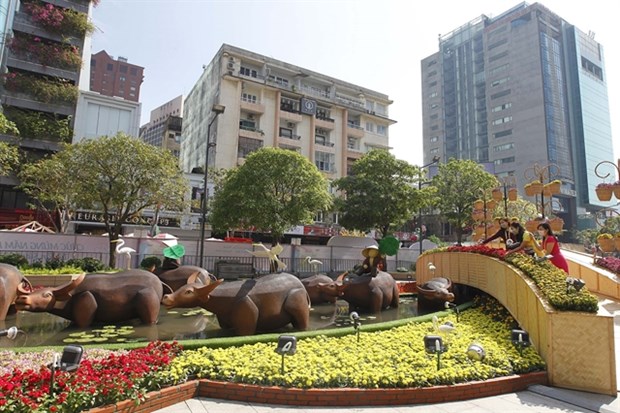 Hundreds of kinds of flowers and 26 statues of the animals are among the highlights of Nguyen Hue Flower Street (Photo: VNA)