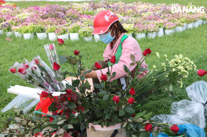 Giá bán lẻ của hoa hồng dao động từ 10.000 đồng-20.000 đồng/cây. Ảnh: MAI HY