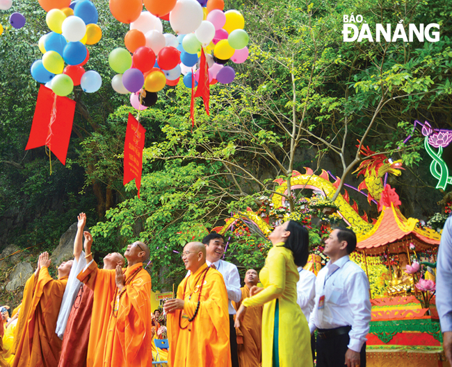 Releasing balloons to pray for peace for the people and the country at the Quan The Am (Avalokitesvara) Festival