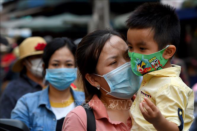  Người dân đeo khẩu trang phòng lây nhiễm Covid-19 tại Phnom Penh, Campuchia. Ảnh: AFP/TTXVN