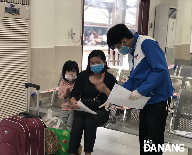 Youth Union members from An Khe Ward, Thanh Khe District fulfilling coronavirus prevention tasks at the Da Nang railway station during Tet