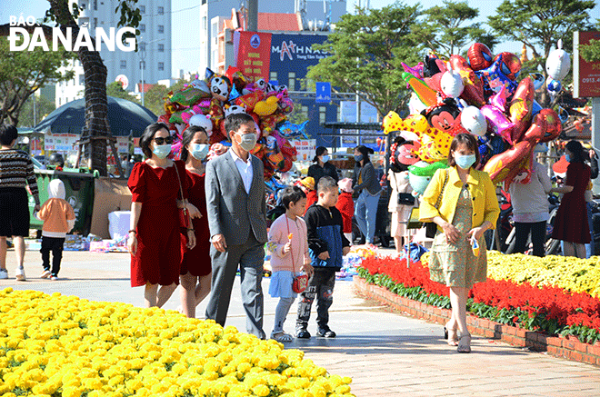 Người dân, du khách vui chơi tại vườn hoa xuân trên tuyến đường Bạch Đằng, quận Hải Châu. Ảnh: THU HÀ