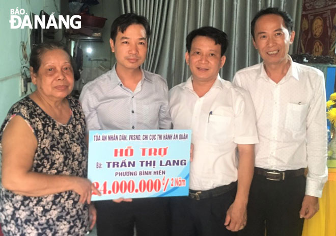 Viện Kiểm sát nhân dân, Tòa án nhân dân và Chi cục Thi hành án dân sự quận Hải Châu phối hợp trao hỗ trợ cho gia đình bà Trần Thị Lang (bìa trái). Ảnh: L.P	