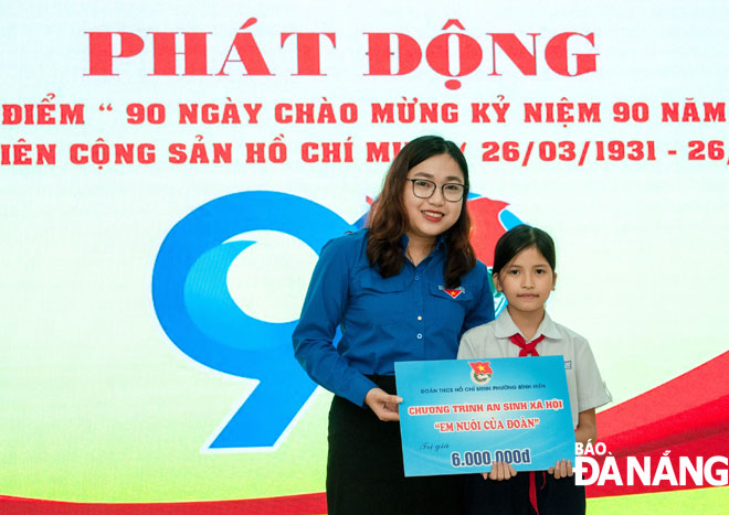 Đoàn phường Bình Hiên trao hỗ trợ kinh phí cho em Nguyễn Châu Ngọc Hân (phải).  Ảnh: N.P	