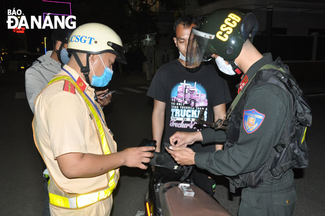 The traffic police force coordinated with other functional forces to conduct patrols over local streets to ensure a safe Tet festival for locals.