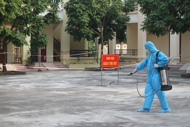 Disinfecting a quarantine area (Photo: VNA)