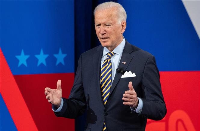 Tổng thống Mỹ Joe Biden phát biểu trong chuyến công du tại thành phố quê nhà Milwaukee, bang Wisconsin ngày 16-2-2021, nhấn mạnh cam kết hỗ trợ người dân bị ảnh hưởng vì Covid-19. Ảnh: AFP/TTXVN