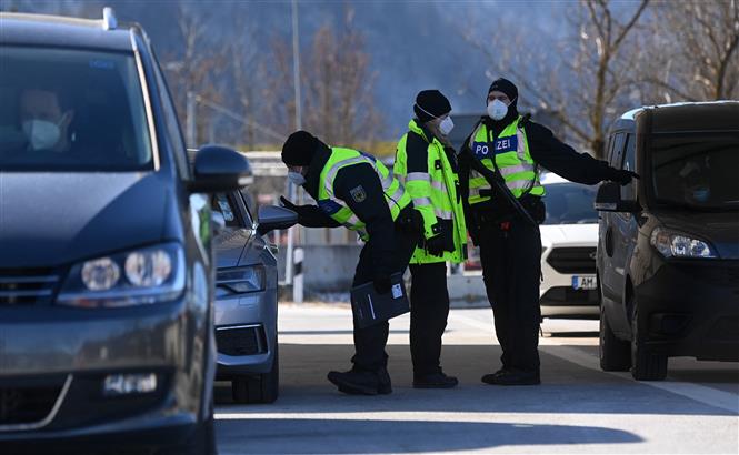 Cảnh sát kiểm tra các phương tiện tại khu vực biên giới Đức - Áo, gần làng Kiefersfelden, Đức, ngày 14-2-2021 trong bối cảnh dịch Covid-19 diễn biến phức tạp. Ảnh: AFP/ TTXVN