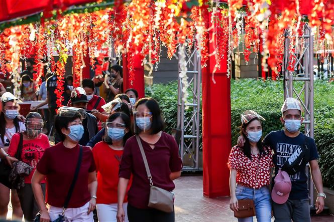 Người dân đeo khẩu trang phòng lây nhiễm Covid-19 tại Manila, Philippines, ngày 14-2-2021. Ảnh: THX/ TTXVN