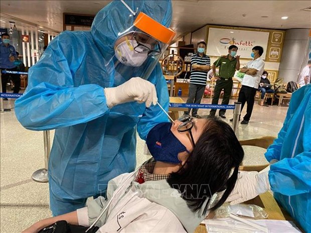 Taking samples of airport staff for COVID-19 testing at Tan Son Nhat International Airport on February 6 (Photo: VNA)