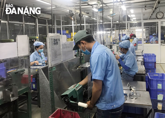 Các doanh nghiệp đặt ra mục tiêu tăng trưởng nhanh, đẩy mạnh sản xuất ngay từ đầu năm. Trong ảnh: Hoạt động sản xuất tại Công ty TNHH Daiwa Việt Nam (KCN Hòa Khánh, quận Liên Chiểu). Ảnh: M.QUẾ	