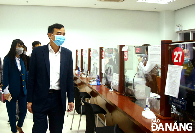 Municipal People's Committee Chairman Le Trung Chinh paid an inspection visit to the one-stop shop in the Da Nang Administrative Centre on Wednesday.