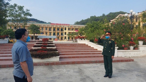 Secretary of the Chi Linh City Party Committee Hoang Quoc Thuong (left) checks a quarantine centre managed by the military forces. (Photo suckhoedoisong.vn)