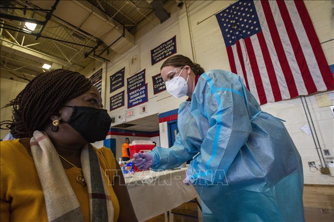 Tiêm chủng vaccine ngừa COVID-19 tại Rhode Island, Mỹ, ngày 13/2/2021. Ảnh: AFP/TTXVN