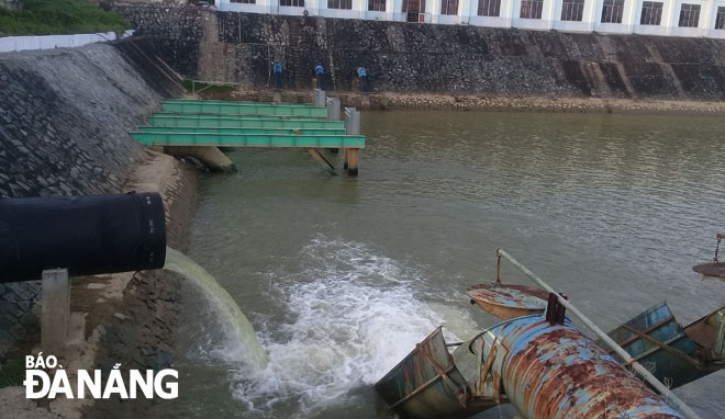 Công ty CP Cấp nước Đà Nẵng đang tiến hành lấy nước từ đập dâng An Trạch về Nhà máy nước Cầu Đỏ để sản xuất. Ảnh: HOÀNG HIỆP