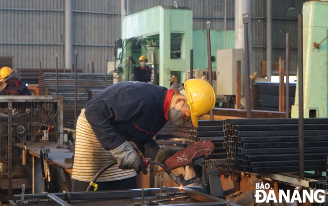 Workers at the Ha Giang Phuoc Tuong Mechanical Engineering JSC