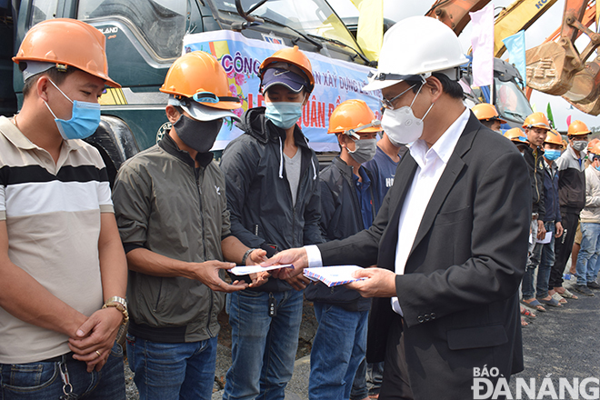Vice Chairman Minh giving lucky money to construction workers