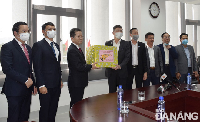 Bí thư Thành ủy Nguyễn Văn Quảng tặng quà và động viên Ban quản lý Khu công nghệ cao và các khu công nghiệp Đà Nẵng. Ảnh: HOÀNG HIỆP