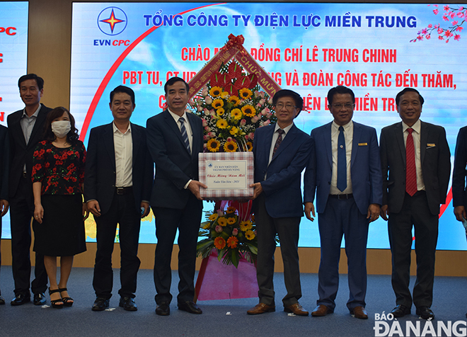 Chủ tịch UBND thành phố Lê Trung Chinh tặng quà cho Tổng Công ty Điện lực Miền Trung. Ảnh: KHÁNH HÒA
