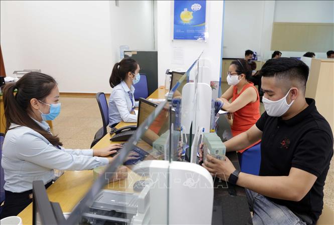 Ngay từ đầu giờ sáng 17/2, rất đông khách hàng đã tới giao dịch tại các ngân hàng. Ảnh: Trần Việt/TTXVN