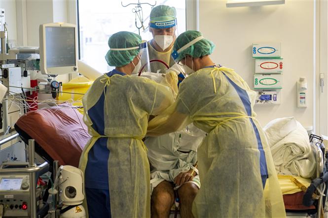 Nhân viên y tế điều trị cho bệnh nhân mắc COVID-19 tại một bệnh viện ở Munich, Đức ngày 25/1/2021. Ảnh: AFP/TTXVN