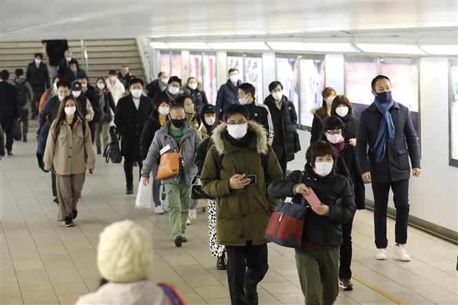 Người dân đeo khẩu trang phòng lây nhiễm COVID-19 tại Tokyo, Nhật Bản, ngày 22/1/2021. Ảnh: THX/ TTXVN