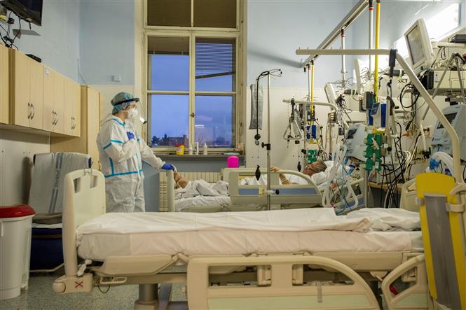 Điều trị cho bệnh nhân nhiễm COVID-19 tại bệnh viện ở Prague, CH Séc, ngày 7/1/2021. Ảnh: AFP/TTXVN