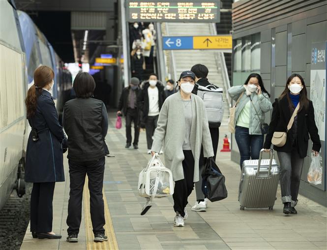 Người dân đeo khẩu trang phòng lây nhiễm COVID-19 tại nhà ga ở Seoul, Hàn Quốc, ngày 10/2/2021. Ảnh: THX/TTXVN