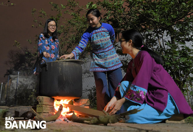 Nấu bánh chưng ngày Tết được nhiều gia đình duy trì để gìn giữ truyền thống dân tộc.