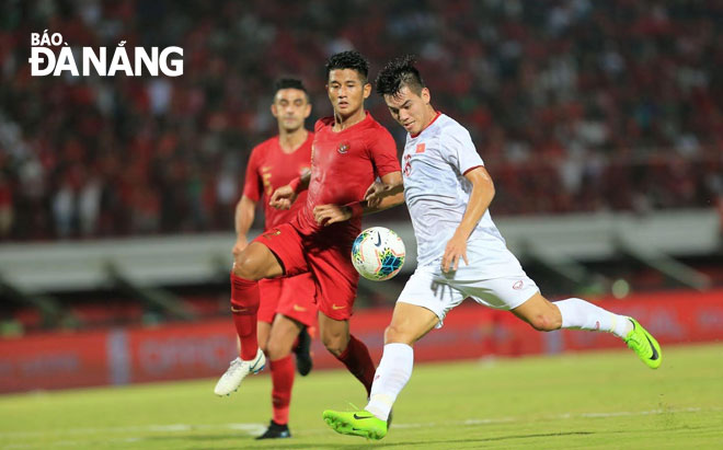 Dù dễ dàng đánh bại Indonesia (áo đỏ) 3-1 trên sân Kapten I Wayan Dipta (Bali) ở lượt đi nhưng Tiến Linh (áo trắng) và các đồng đội vẫn không thể chủ quan trong trận tái đấu, vào tháng 6 này.  Ảnh: ĐỨC CƯỜNG