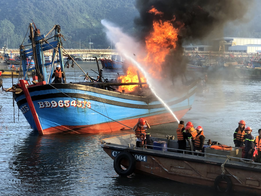 Lửa cháy lớn trong vụ cháy 3 tàu cá ngày 14-2 khiến các chiến sĩ gặp khó khăn trong công tác tiếp cận.