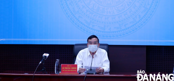 Chủ tịch UBND thành phố Lê Trung Chinh chủ trì cuộc họp về công tác phòng, chống Covid-19 chiều 19-2. Ảnh: P.C