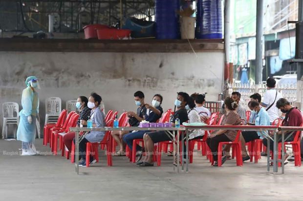 People wait for testing in Pathum Thani, Thailand (Photo: https://www.bangkokpost.com/)