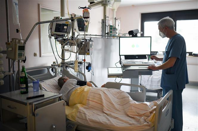 Nhân viên y tế chăm sóc bệnh nhân mắc COVID-19 tại một bệnh viện ở Stolberg, Đức ngày 26/1/2021. Ảnh: AFP/TTXVN
