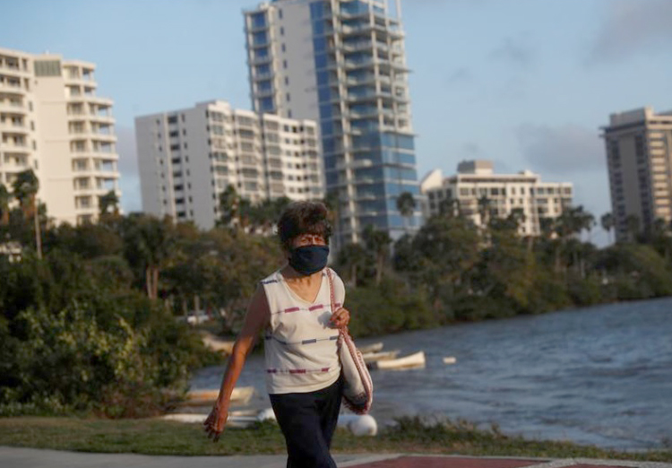 Một người phụ nữ đeo khẩu trang tại Florida (Mỹ) ngày 15/2. Ảnh: Reuters