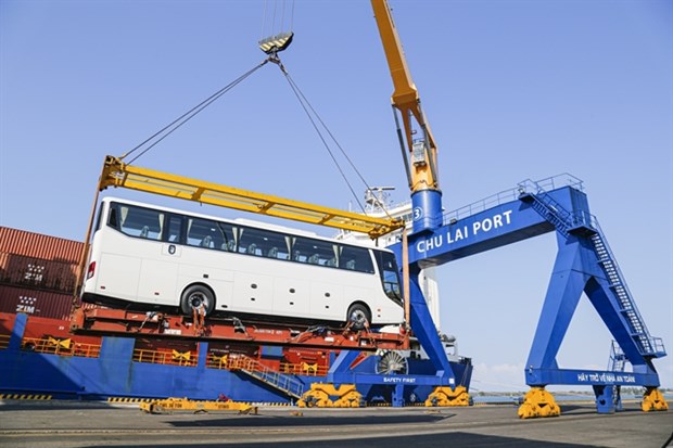 A THACO bus being loaded on a ship at Chu Lai Port for export to Thailand (Photo courtesy of THACO)