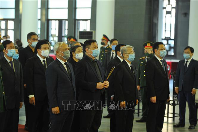 Các đồng chí lãnh đạo, nguyên lãnh đạo Đảng và Nhà nước vào viếng nguyên Phó Thủ tướng Trương Vĩnh Trọng. Ảnh: Minh Đức/TTXVN