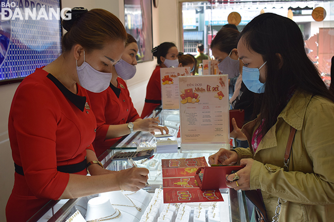Ngay từ 6 giờ sáng, đã có đông khách hàng đến mua vàng tại Trung tâm vàng bạc, đá quý Doji ở 172 đường Hùng Vương. Ảnh: HOÀNG LINH