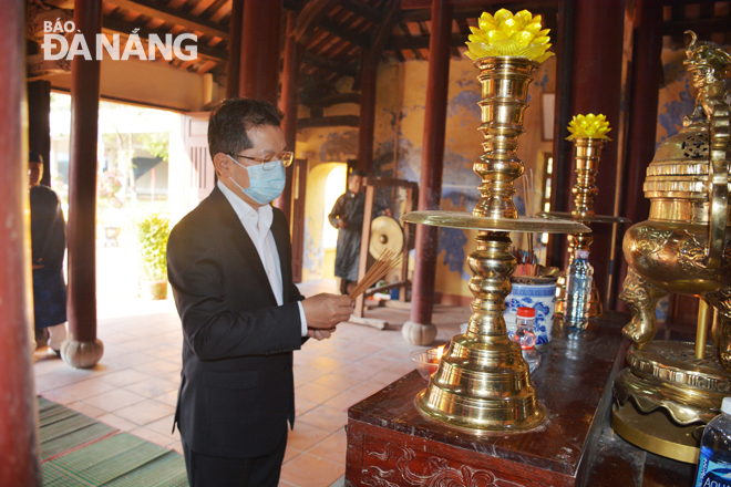 Bí thư Thành ủy Nguyễn Văn Quảng dâng hương tưởng niệm công đức tổ tiên tại Đình Nại Nam.