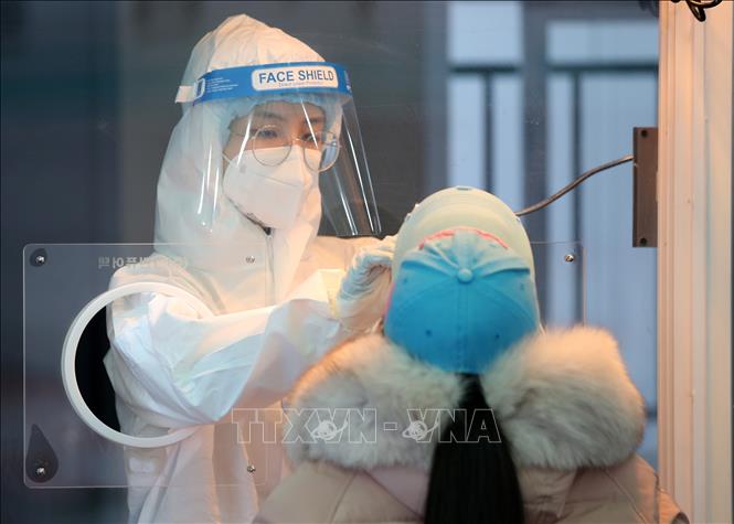 Nhân viên y tế lấy mẫu xét nghiệm Covid-19 cho người dân tại Seoul, Hàn Quốc, ngày 6-2. Ảnh: Yonhap/TTXVN