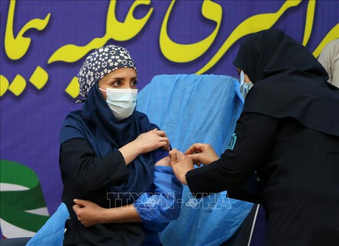 Nhân viên y tế được tiêm vaccine phòng Covid-19 tại bệnh viện ở Tehran, Iran, ngày 9-2-2021. Ảnh: THX/TTXVN