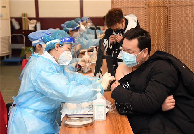 Nhân viên y tế tiêm vaccine phòng Covid-19 cho người dân tại Bắc Kinh, Trung Quốc, ngày 31-1-2021. Ảnh: THX/TTXVN