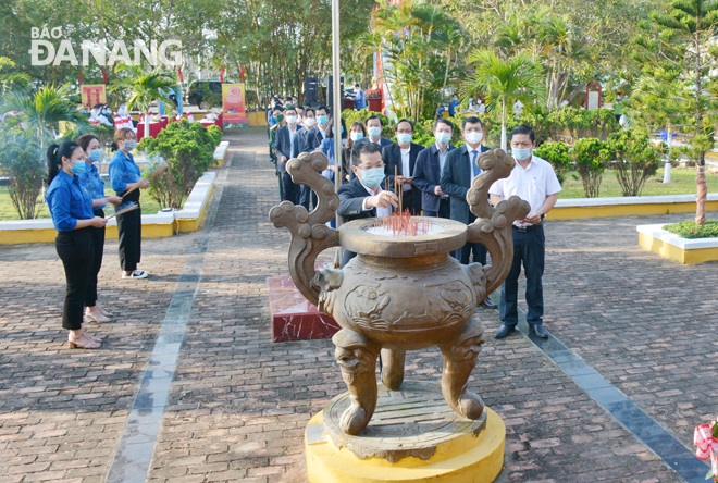 Leaders of Da Nang City and Hai Chau District offering incense at the Nai Nam Communal House and Hoa Cuong Ward-based memorial stele of martyrs in order to commemorate heroic martyrs who laid down their lives for the nation