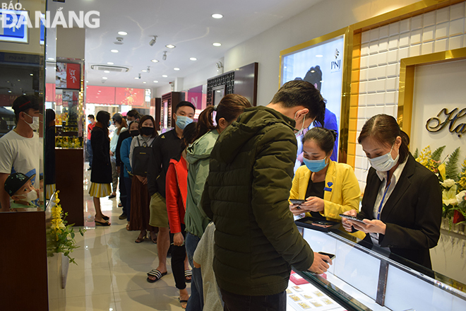 Many city-dwellers flocked to buy gold on the occasion of the God of Wealth Day