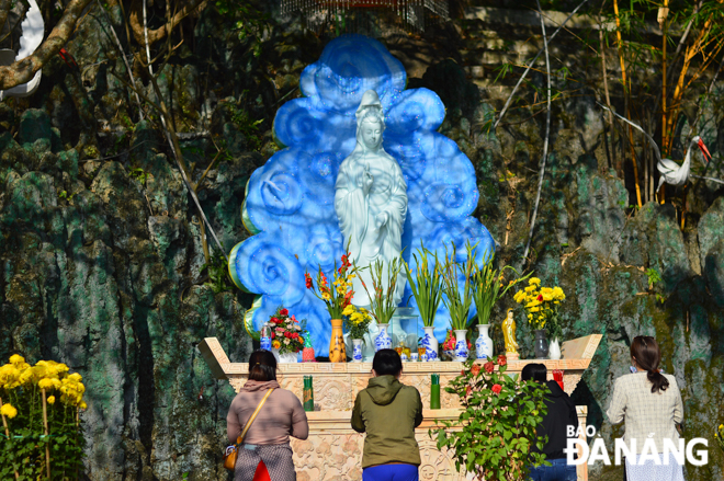 The idea for building the pagoda came from the late Buddhist monk Thich Phap Nhan who saw the Avalokitesvara Bodhisattva in his dream. Then, he found the scared cave with a Avalokitesvara Bodhisattva-shaped statue entirely created by nature, and decided to build the pagoda at the foot of the Kim Son.